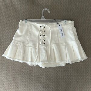 Triple Threads white mini skirt. Size medium never worn, still with tags!!